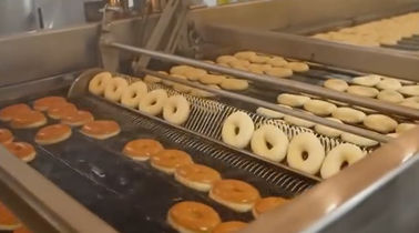 Κίνα Hexagon αυτόματο doughnut κοπτών που κατασκευάζει τη μηχανή με το μορφωματικό καλύπτοντας με σεντόνι σύστημα ζύμης εργοστάσιο